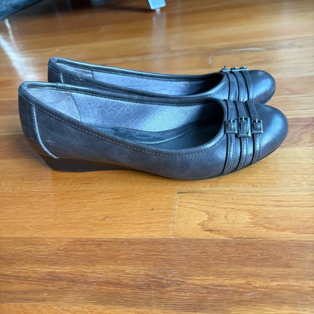 Life Stride Grey Low Wedges with Buckle Accents Size 8M - Picture 3 of 6